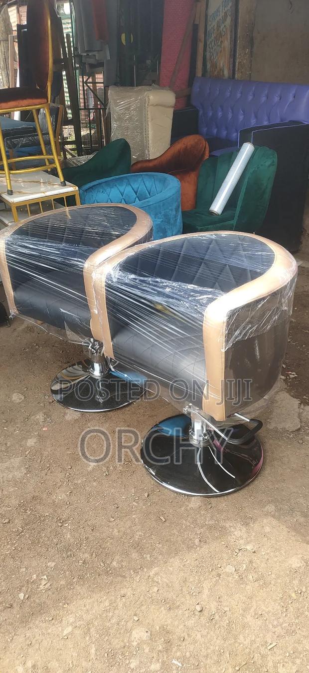 Adjustable Salon Seat - main view