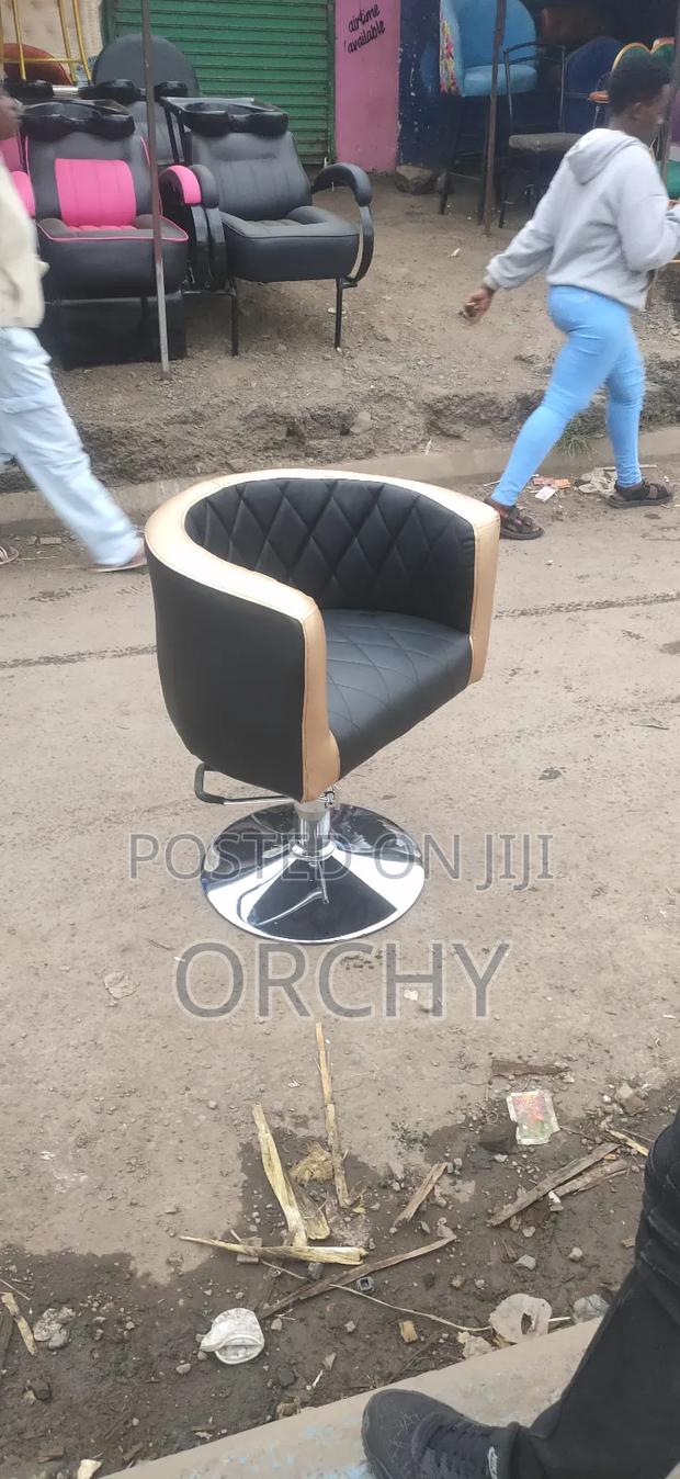 Adjustable Salon Seat - thumbnail 3