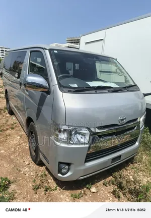 Toyota HiAce 2018 Silver