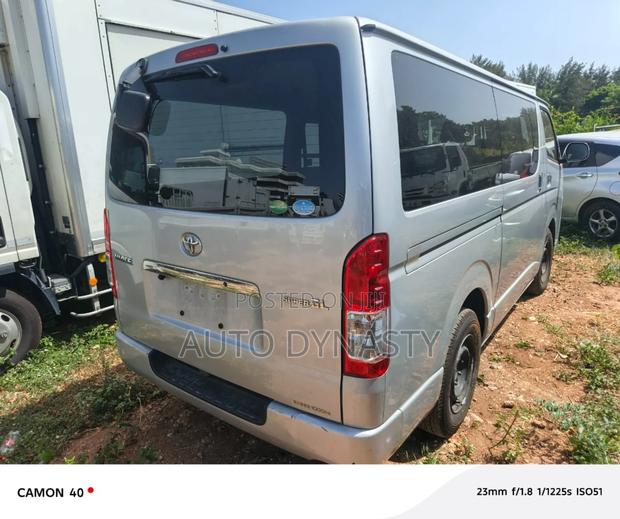 Toyota HiAce 2018 Silver - thumbnail 7