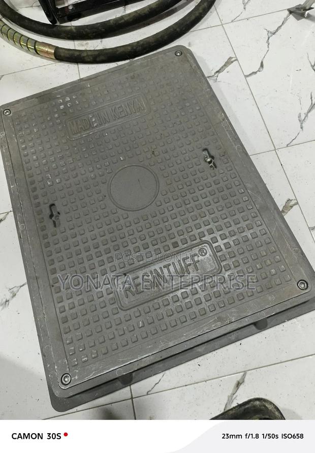 Reinforced Fibre Lockable Manhole Cover 450*600 - thumbnail 2
