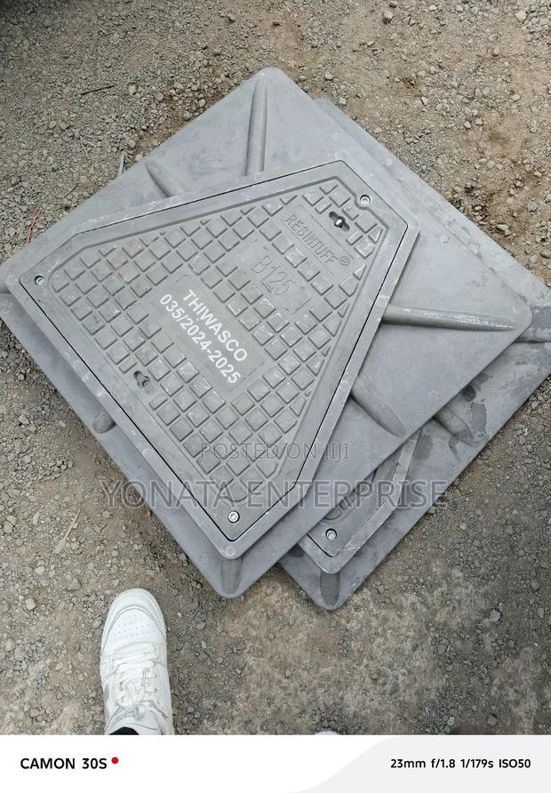 Fibre Manhole Cover 700*700 Lockable (12.5t)