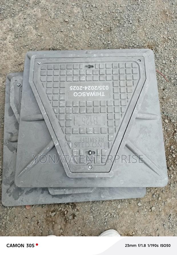 Fibre Manhole Cover 700*700 Lockable (12.5t) - thumbnail 2