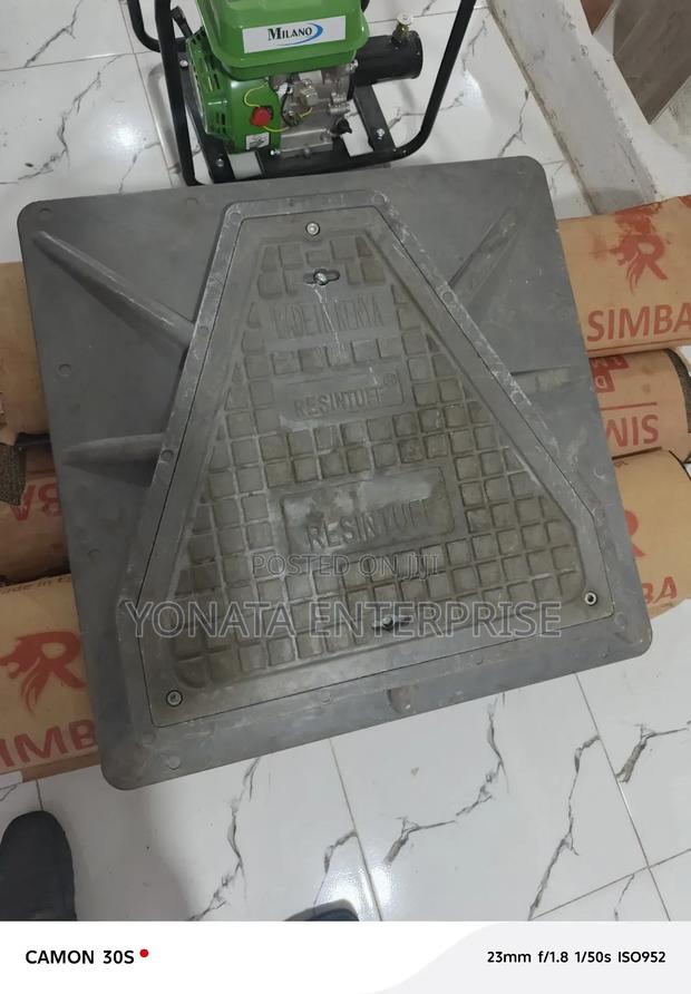 Composite Manhole Cover 700*700 Lockable - main view