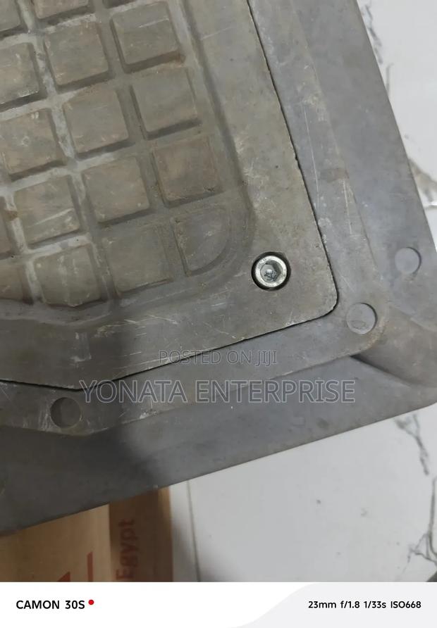 Composite Manhole Cover 700*700 Lockable - thumbnail 3