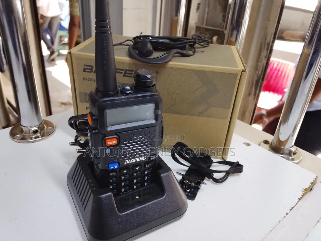 Baofeng Uv-5r Dual Band Walkie Talkie With Charging Dock