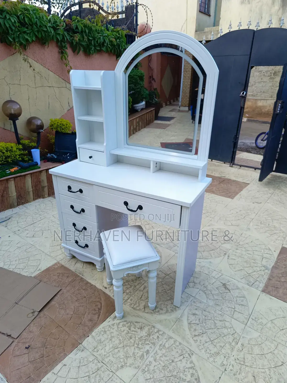 Led Vanity Dressing Table – Glow While You Get Ready