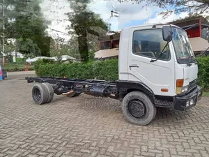 Mitsubishi Fuso Fighter 2004 White