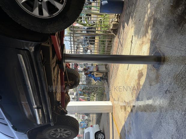 Heavy Duty Single Column Lift Machine for Car Wash - thumbnail 3