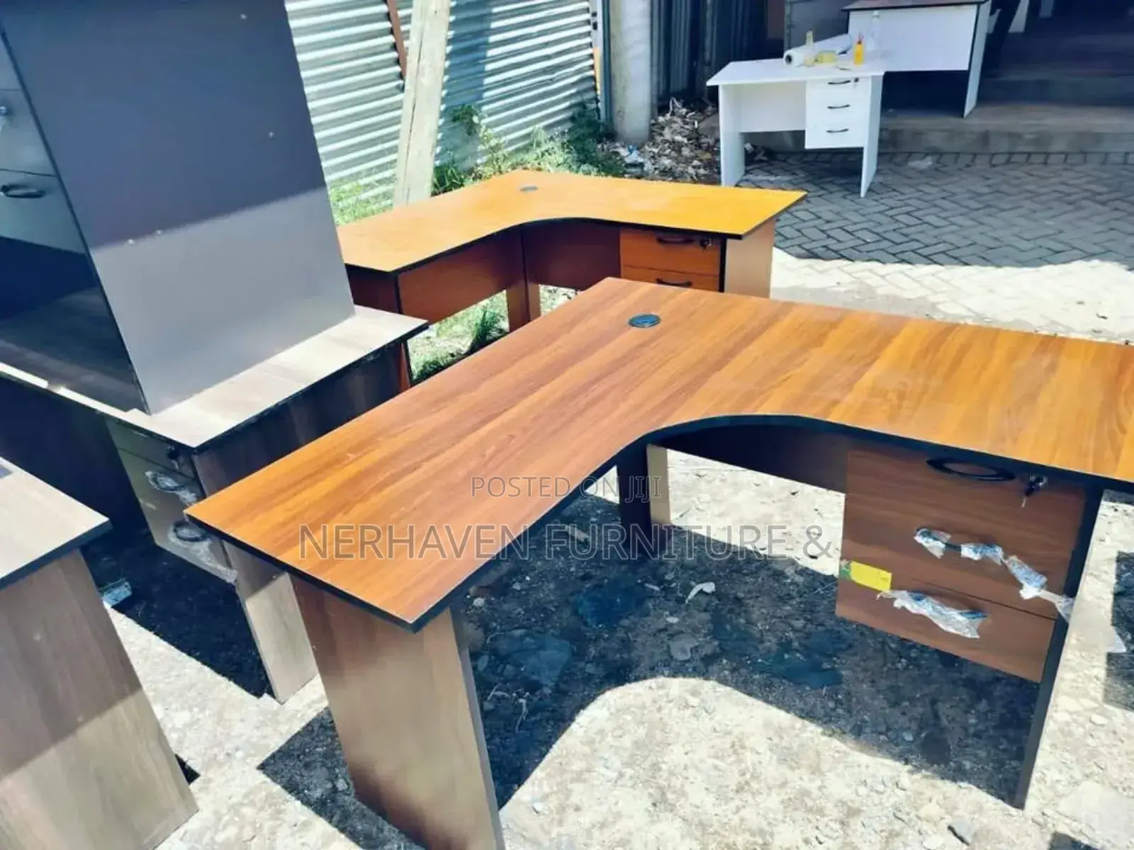 Executive Style L-Shape Desk With Modern Finish