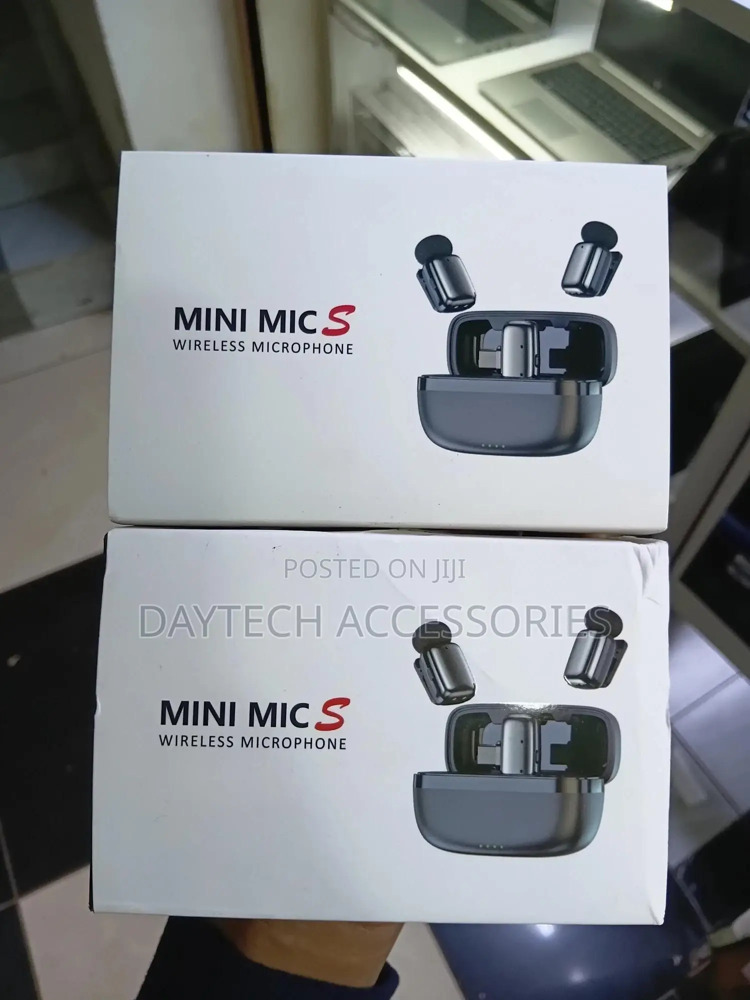 Haomuren M6 Mini Wireless Lavalier Microphone System.