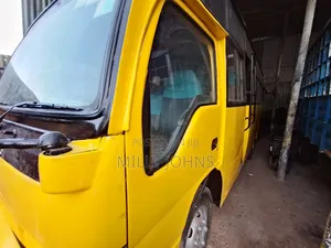Isuzu Executive Bus 2008 Yellow