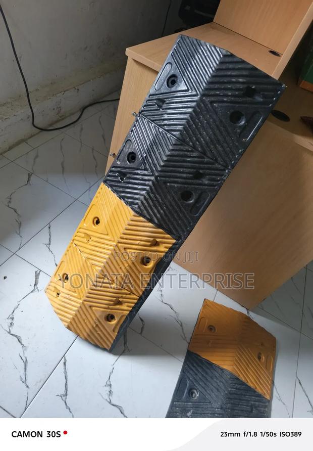 High Visibility Rubber Speed Bump - thumbnail 2