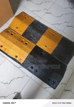 Reflective Rubber Speed Bump 1m Long (50mm Thick)