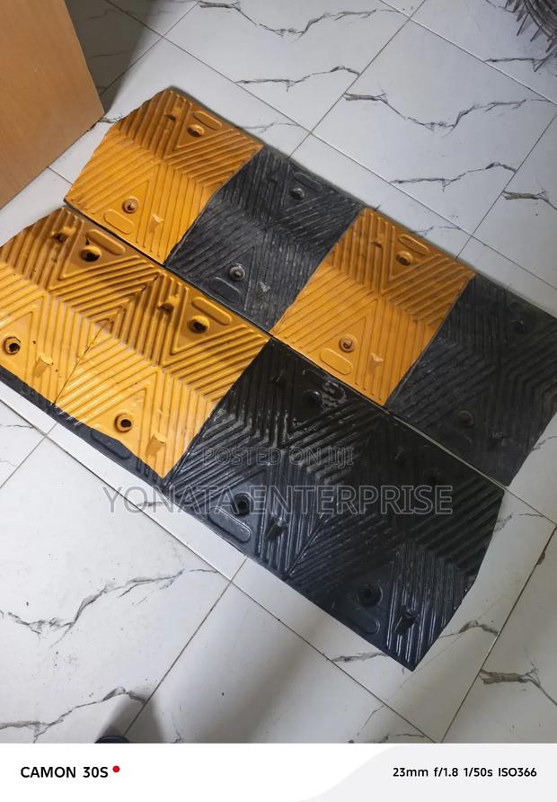 Reflective Rubber Speed Bump 1m Long (50mm Thick)