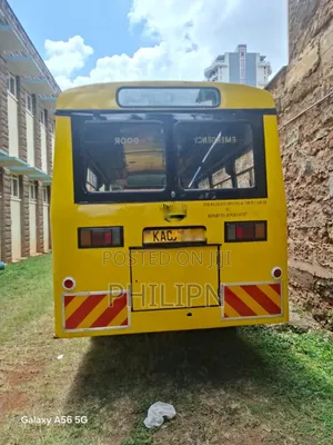 Isuzu Executive Bus 2004 Yellow