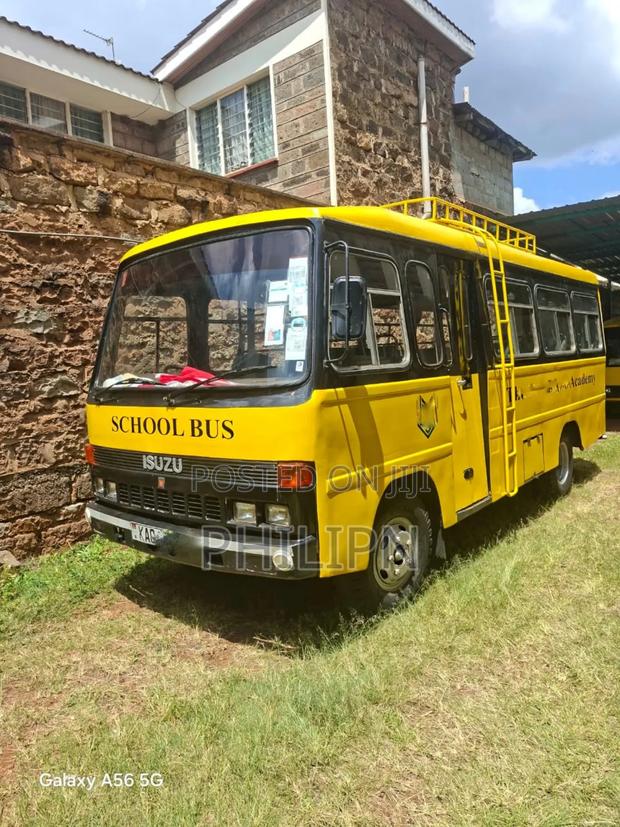 Isuzu Executive Bus 2004 Yellow - main view