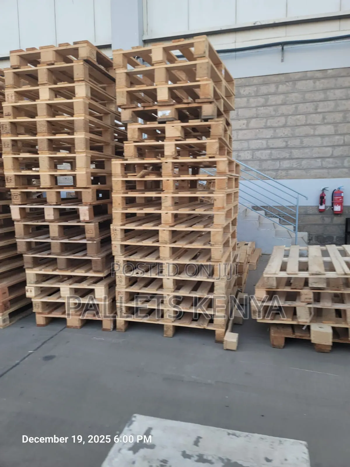 Wooden Pallets-Smooth Finish Pine Wood Pallets and Strong. 07