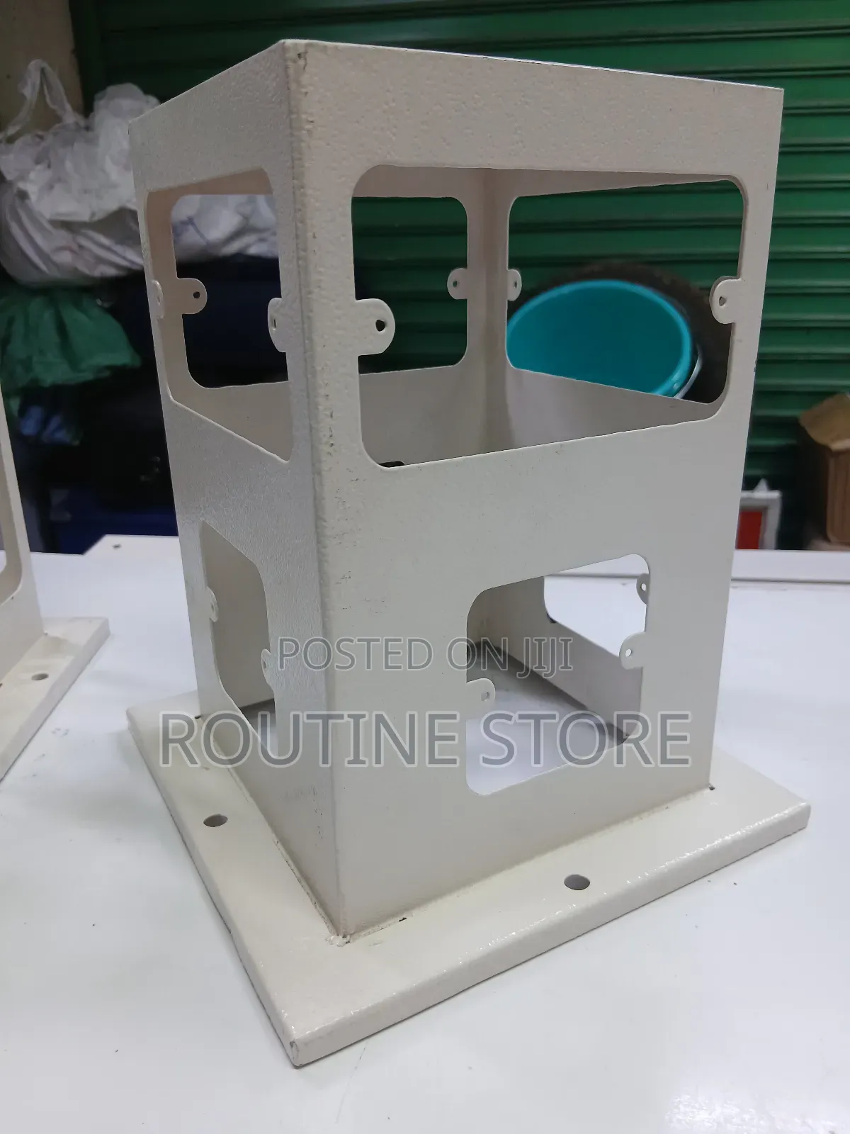Pedestal Metal