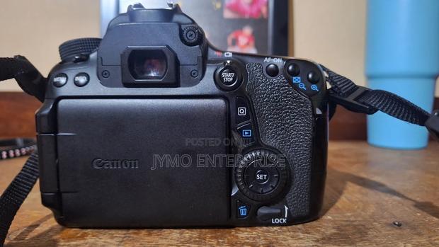 Canon Camera 70d With 18-200mm Lems - thumbnail 3