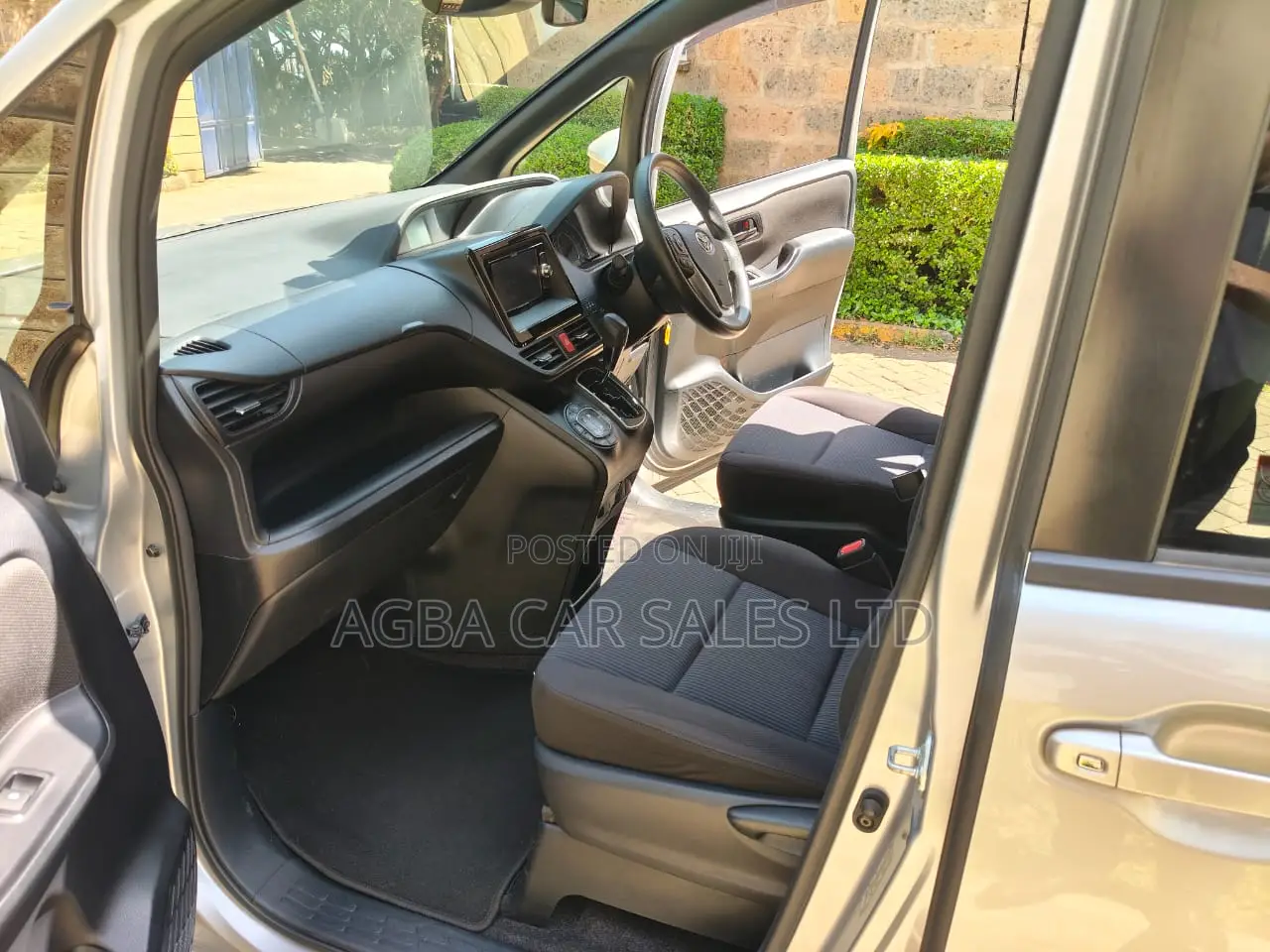 Toyota Noah 2.0 AWD (8 Seater) 2018 Silver
