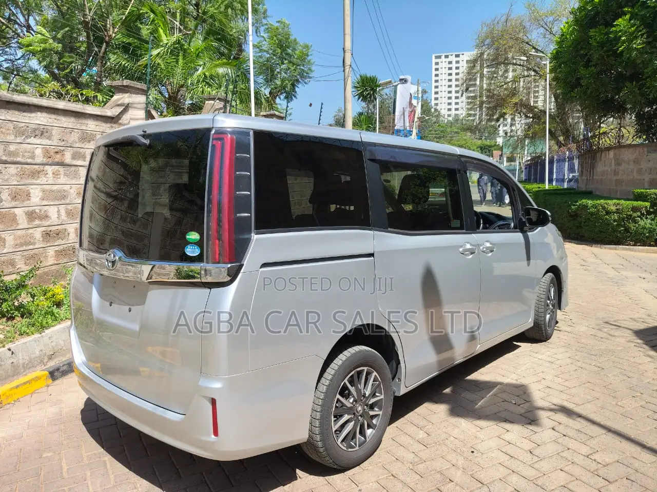 Toyota Noah 2.0 AWD (8 Seater) 2018 Silver