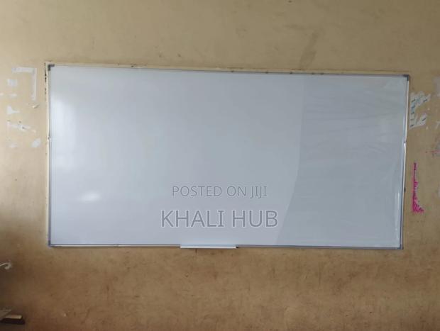 Whiteboard !-! Whiteboard Commercial Grade With Aluminium Frame Round - main view