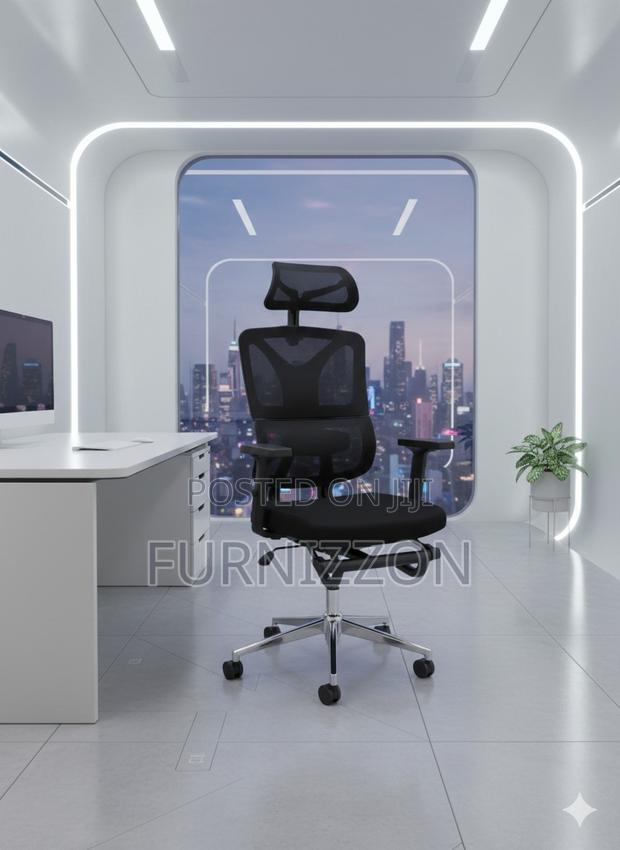 Ergonomic Black Mesh Chair With Headrest and Adjustable Height