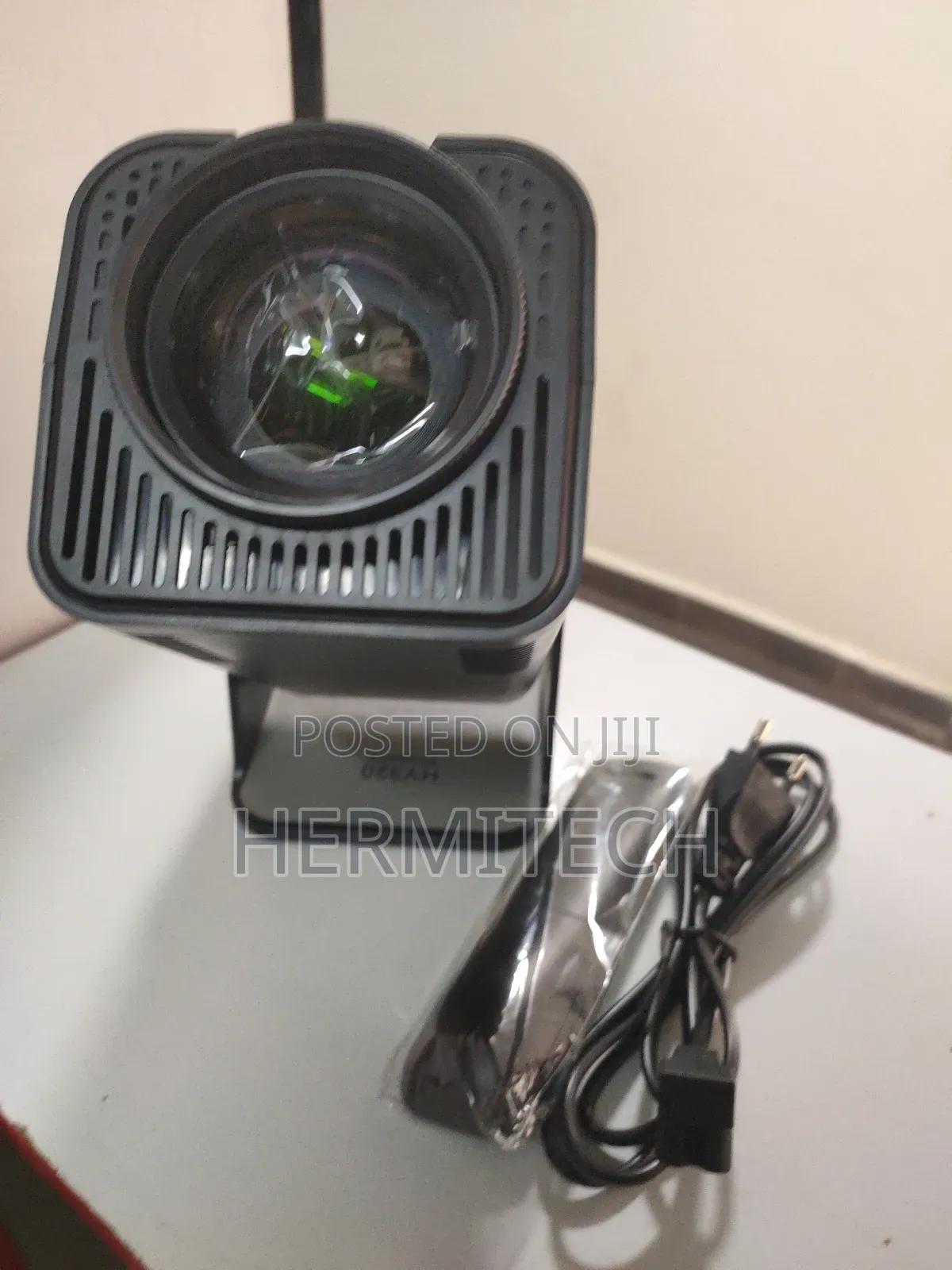 Hy320 Resolution 200 Inches Display Size High Quality Projector