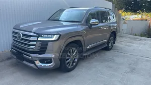 Toyota Land Cruiser LC300 2023 Gold