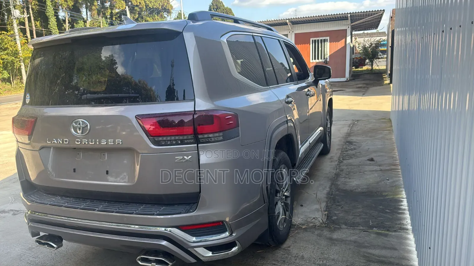 Toyota Land Cruiser LC300 2023 Gold