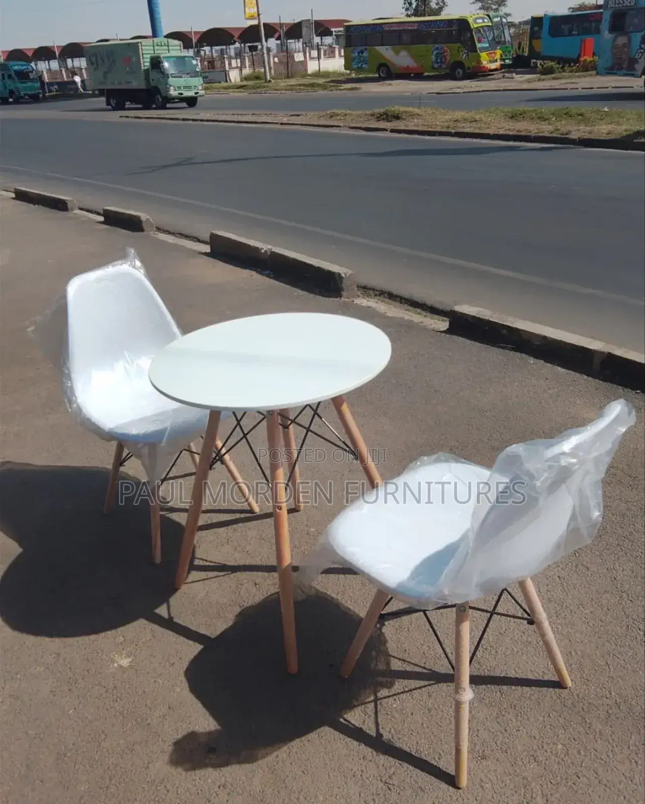 Wooden Legs Round Dining Table With Eames Chair White