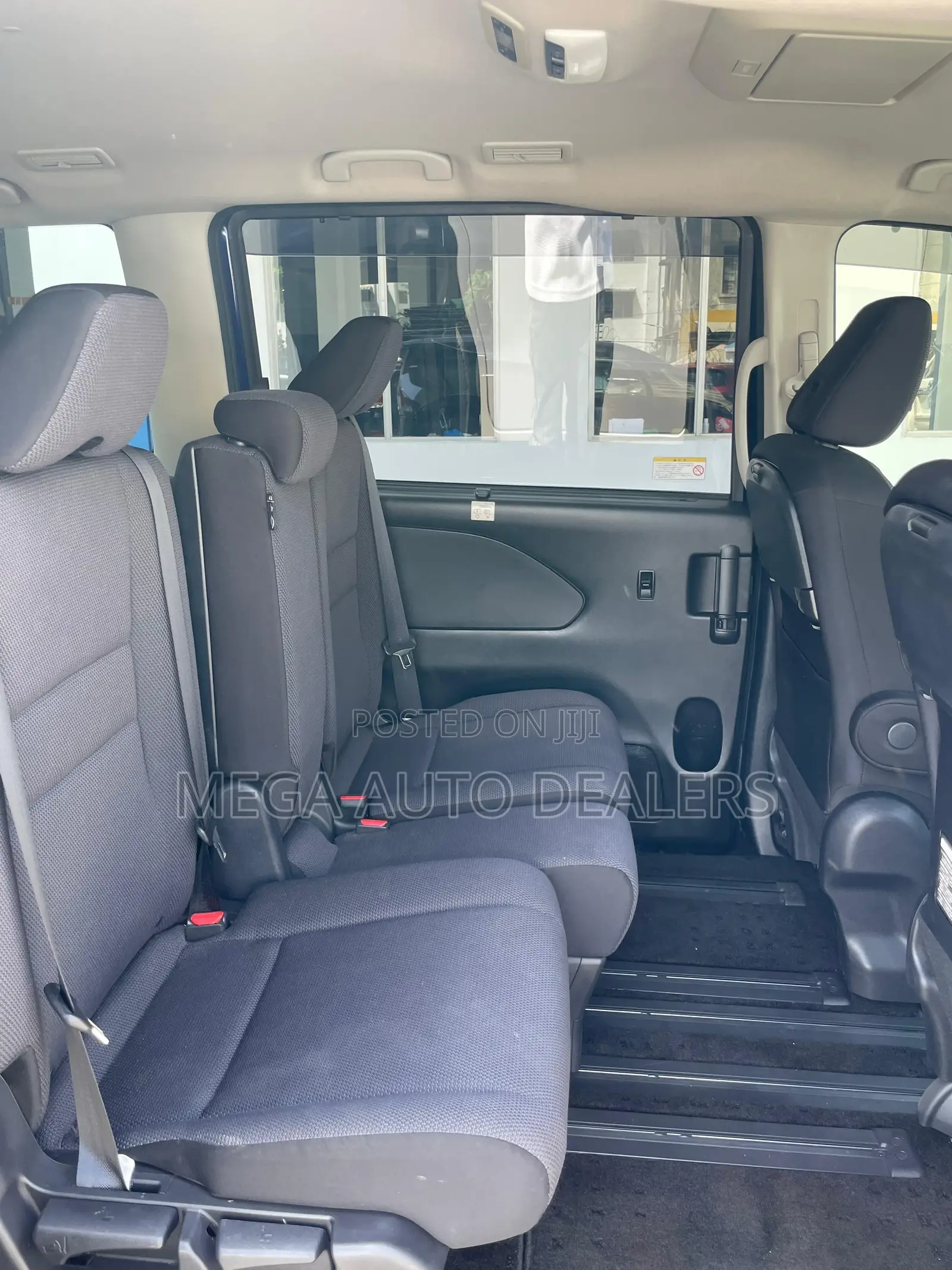 Nissan Serena 2018 Blue