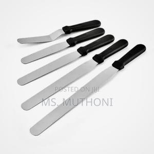 Stainless Steel Cake Spatulas With Black Handles. - thumbnail 2