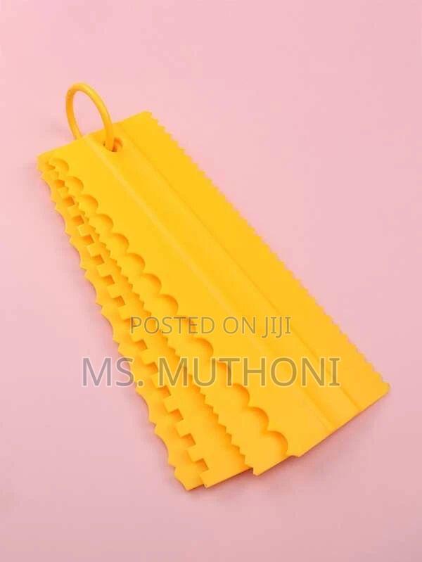 4 PCS Plastic Cake Scrapers Set/ Icing Combs - thumbnail 3