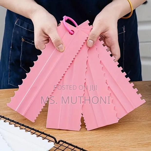 4 PCS Plastic Cake Scrapers Set/ Icing Combs - thumbnail 2