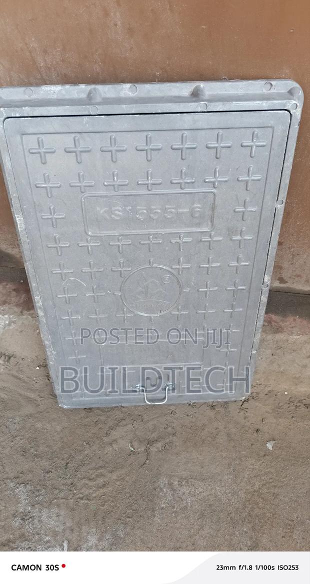 Fibre Manhole Cover 450 by 600 - main view