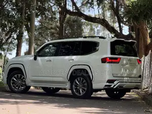 Toyota Land Cruiser LC300 2023 White