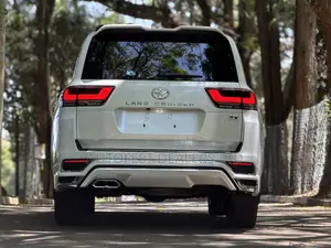 Toyota Land Cruiser LC300 2023 White