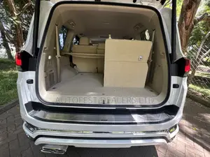 Toyota Land Cruiser LC300 2023 White
