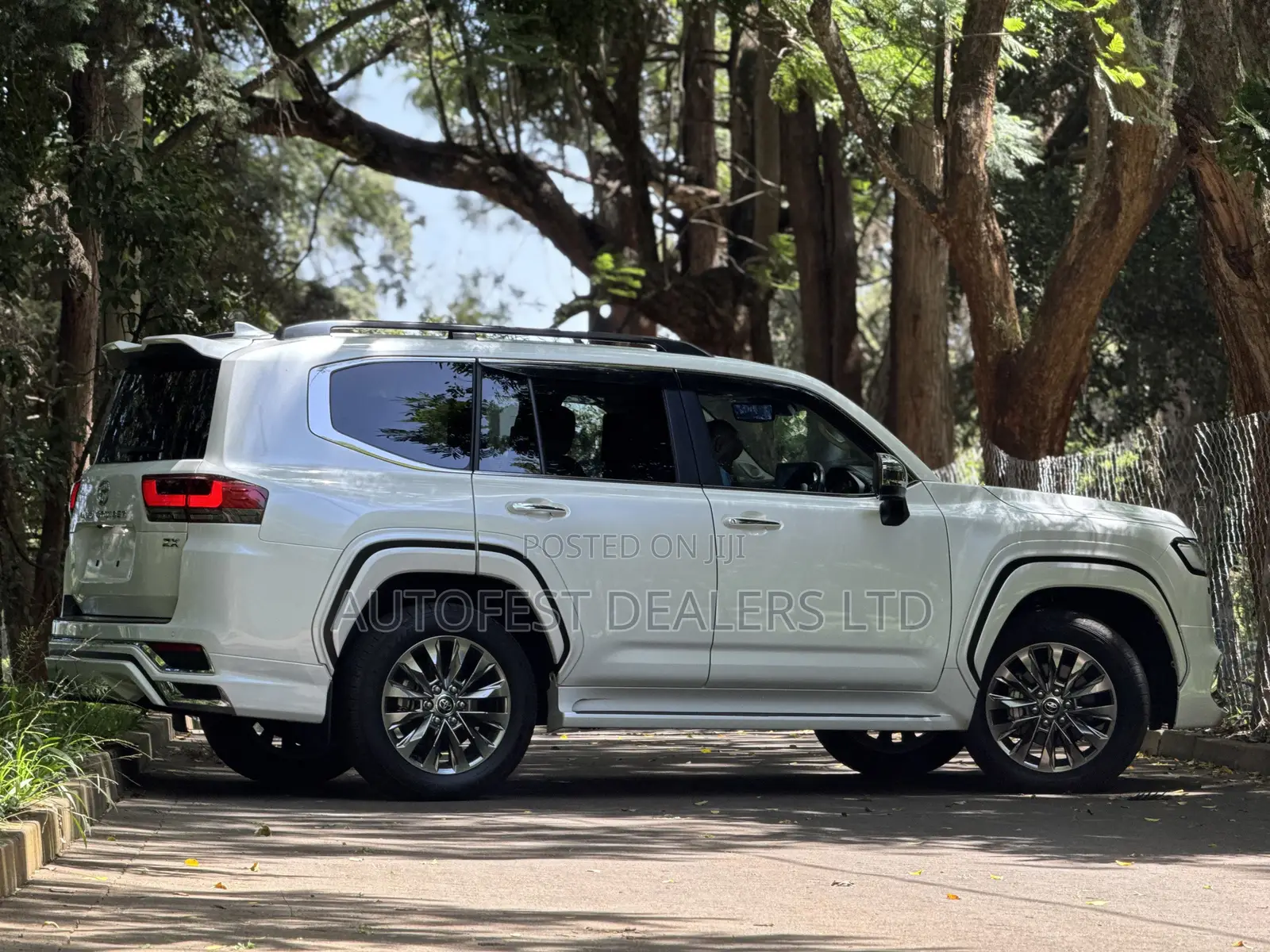 Toyota Land Cruiser LC300 2023 White
