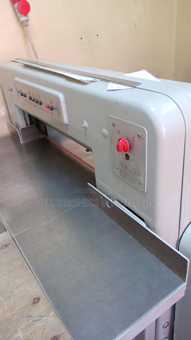 Polar 72 Guillotine Paper Cutting Machine - main view