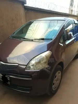 Toyota Ractis 1.3 FWD 2009 Purple