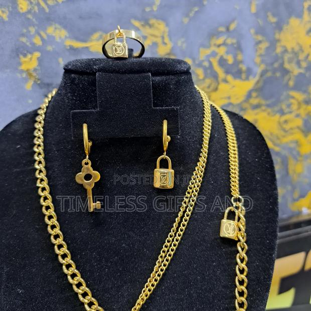 Lv Gold Lock and Key Gift Set Chain Earrings Bracelet Ring - thumbnail 3