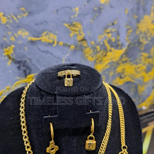 Lv Gold Lock and Key Gift Set Chain Earrings Bracelet Ring - thumbnail 4