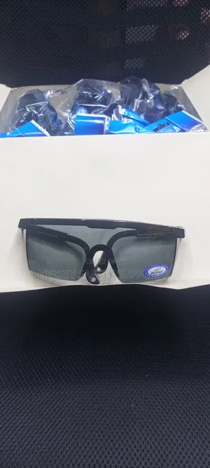Vaultex Adjustable Dark Safety Glasses. En166