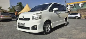Toyota Voxy 2010 Pearl