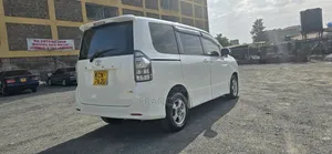 Toyota Voxy 2010 Pearl