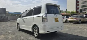 Toyota Voxy 2010 Pearl
