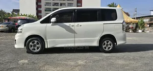 Toyota Voxy 2010 Pearl